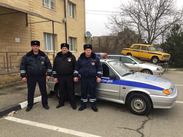Полицейские вытащили из горящей машины заснувшего за рулем водителя. Видео